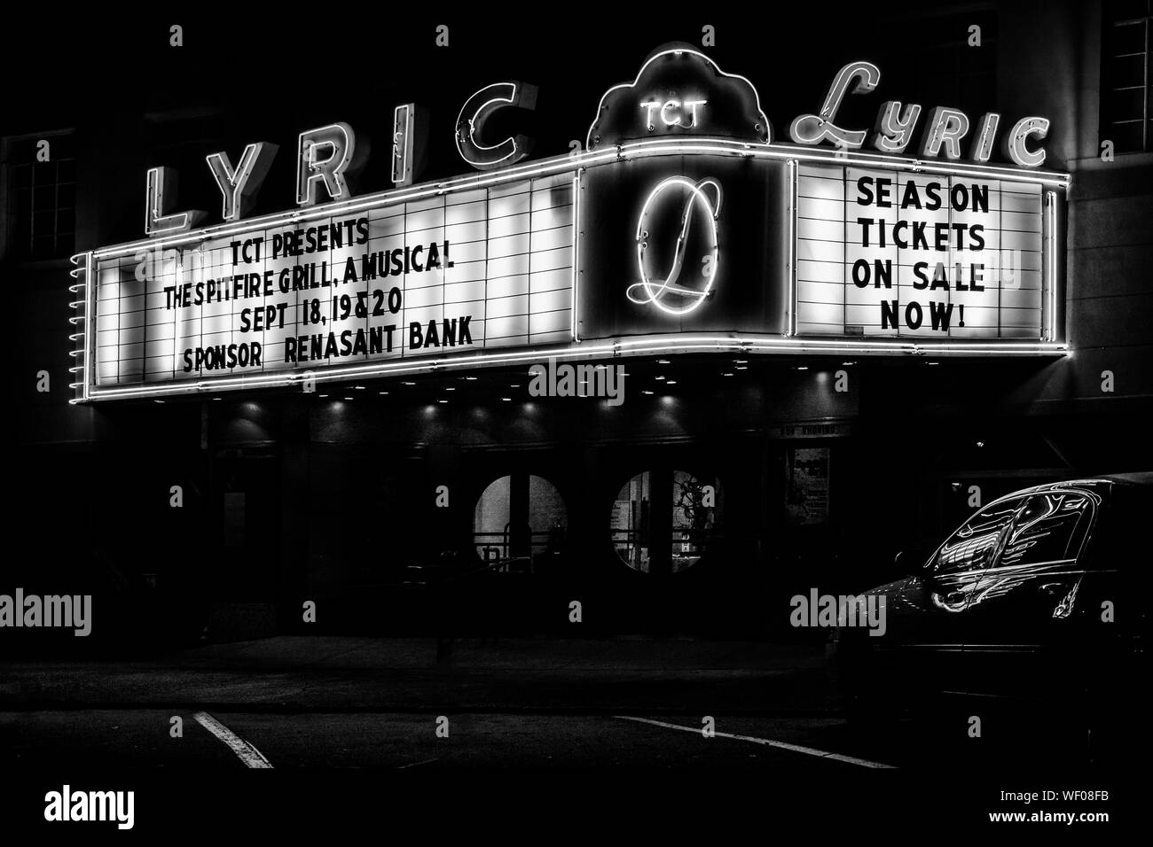Un nostalgique d'un théâtre d'époque, les paroles, avec néon chapiteau et des reflets sur des voitures dans la nuit sombre en scène Tupelo, MS, ETATS UNIS Banque D'Images