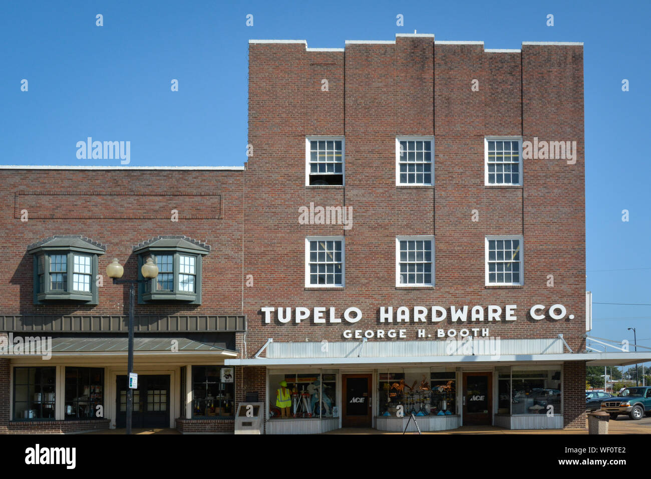 Un bâtiment en brique vintage abritant le matériel de Tupelo Co, c'est ici en 1946 lorsque Elvis Presley, comme un garçon de 11 ans, a vendu sa première guitare, MS Banque D'Images