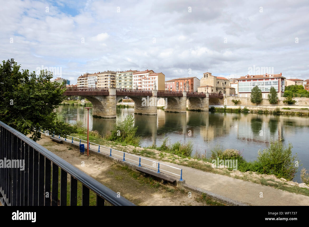 Riverwalk et pont historique de Carlos III sur l'Èbre à Miranda del Ebro, province de Burgos, Espagne Banque D'Images