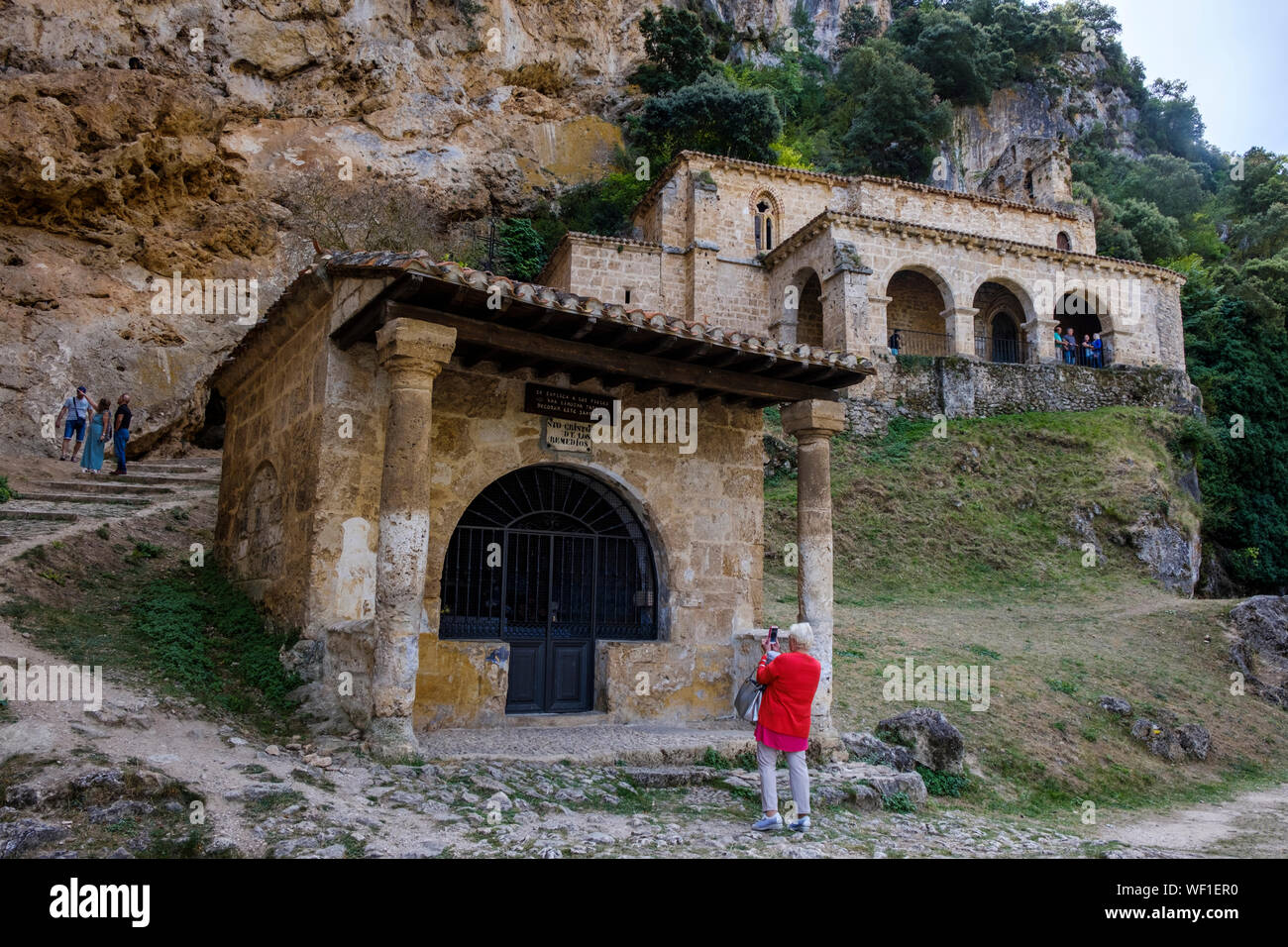 Woman à Chapelle de las Ánimas del Santo Cristo de la Ermita de Santa María de la Hoz en arrière-plan, Tobera, Province de Burgos, Espagne Banque D'Images