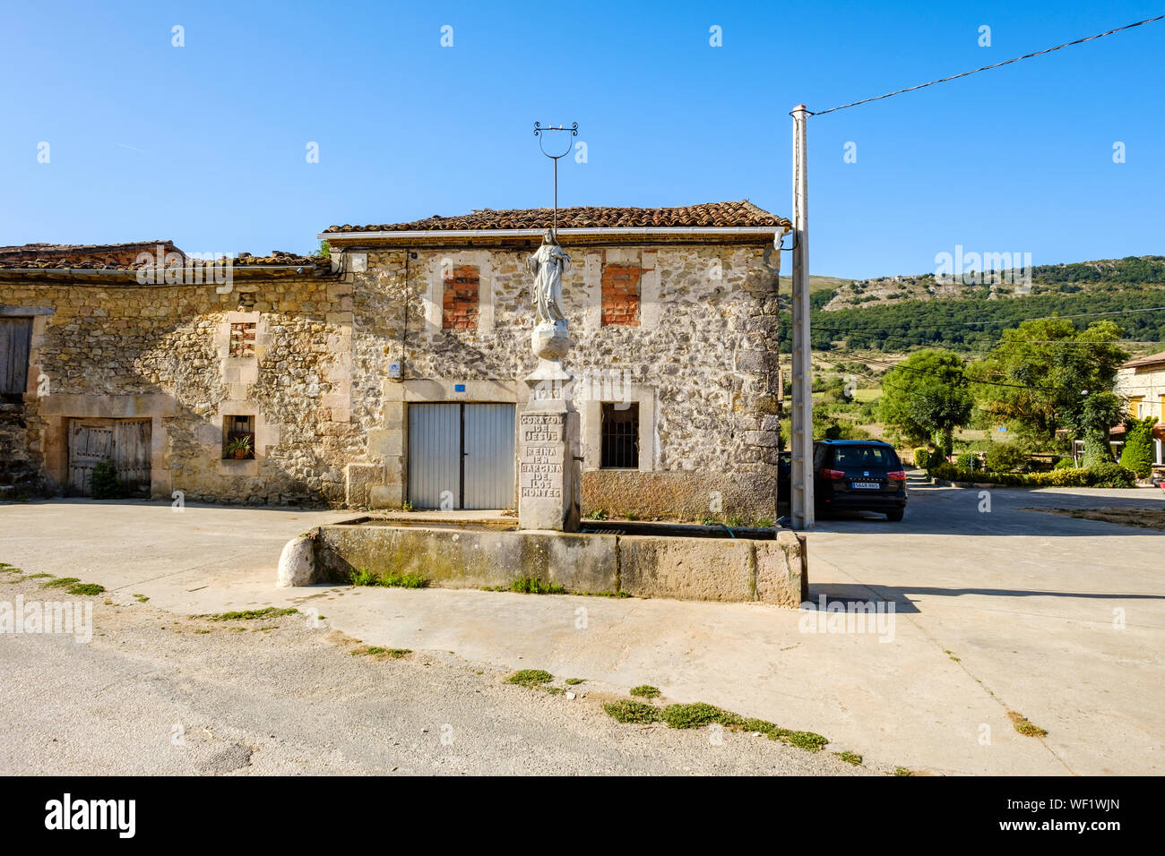 Belle fontaine sur la place principale du petit village de Barcina de los Montes, Parc Naturel de los Montes Obarenes, Province de Burgos, Espagne Banque D'Images