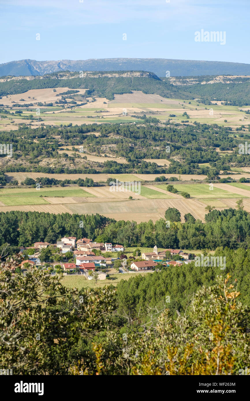 Village d'Quintanaseca et vallée de Tobalina vu depuis le Parc Naturel de los Montes Obarenes, Province de Burgos, Espagne Banque D'Images