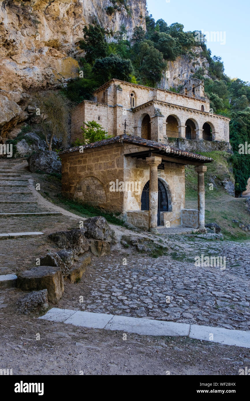 Chapelle de las Ánimas del Santo Cristo avec l'église ou l'ermitage de Santa María de la Hoz en arrière-plan, Tobera, Province de Burgos, Espagne Banque D'Images