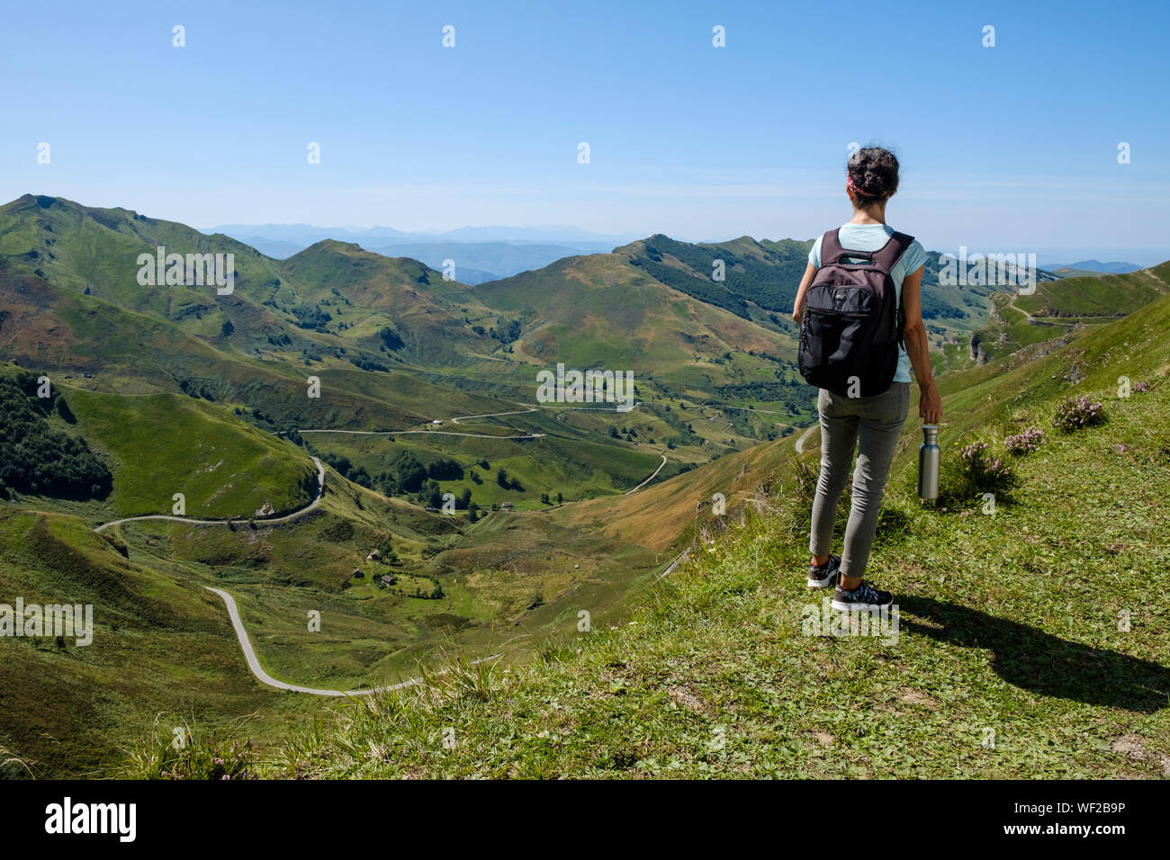 Elle jouit d'un magnifique paysage de haute montagne à Alto Valle del Miera, Cantabria, ESPAGNE Banque D'Images