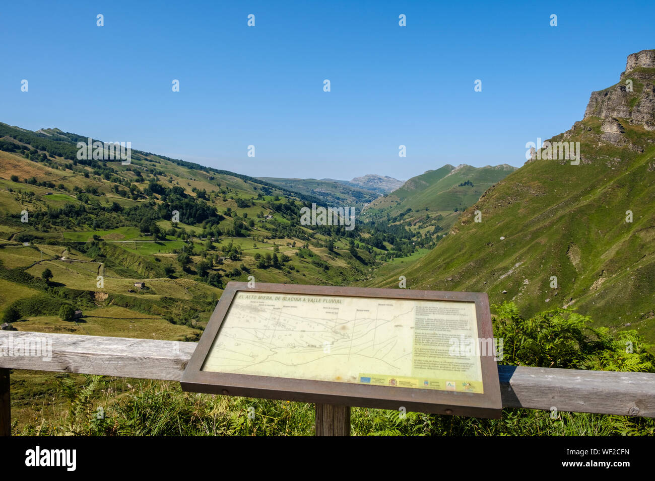 Lookout du magnifique paysage de montagne à Alto Valle del Miera, Cantabria, ESPAGNE Banque D'Images