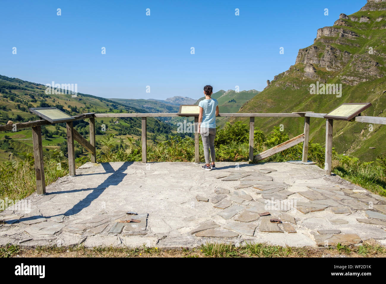 Elle jouit d'un magnifique paysage de montagne vue depuis l'affût à Alto Valle del Miera, Cantabria, ESPAGNE Banque D'Images