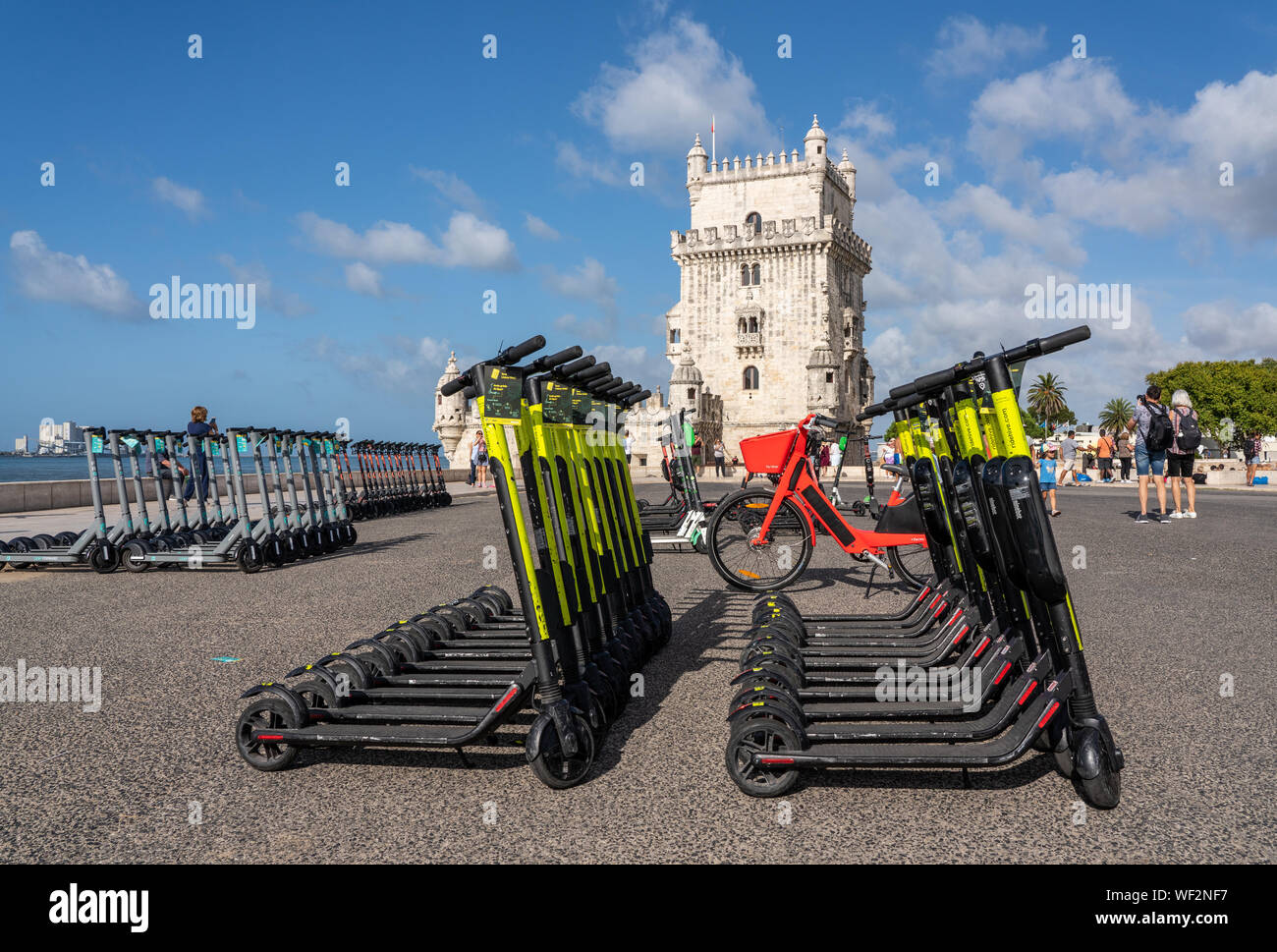 Plusieurs des scooters électriques à Lisbonne par la Tour de Belém Banque D'Images