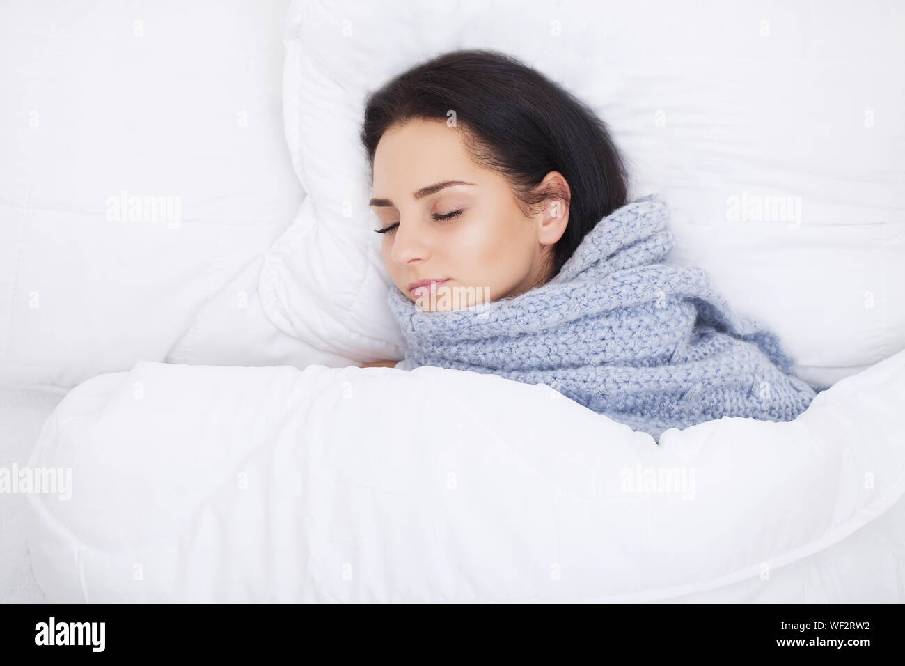 De fièvre et de froid. Magnifique Portrait de femme, ayant la grippe Maux et à haute température. Libre de mauvais Girl couverts dans le contrat cadre, une sensation de malaise Banque D'Images