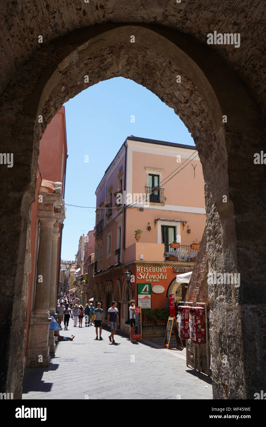 La vieille porte de la ville menant dans le Corso Umberto, Taormina, Sicile, Italie Banque D'Images