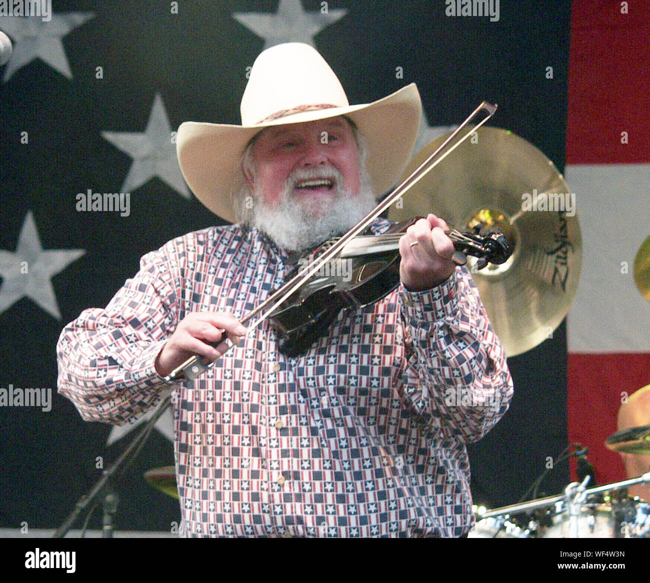 5 JUILLET : Charlie Daniels du Charlie Daniels Band effectue au Centennial Olympic Park à Atlanta, Géorgie, le 4 juillet 2002. Crédit : Chris McKay / MediaPunch Banque D'Images