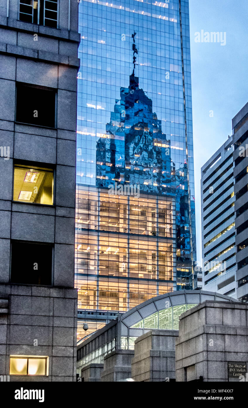 La réflexion de la liberté dans un ciel grattoir, vue sur rue dans le centre-ville de Philadelphie, le 18 et du marché au crépuscule Banque D'Images