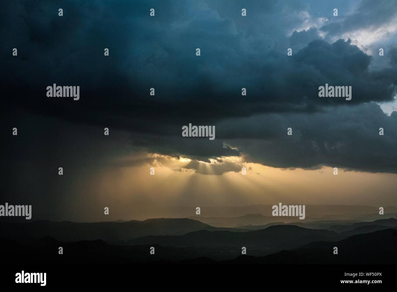 Vue panoramique du ciel dramatique pendant le coucher du soleil Banque D'Images