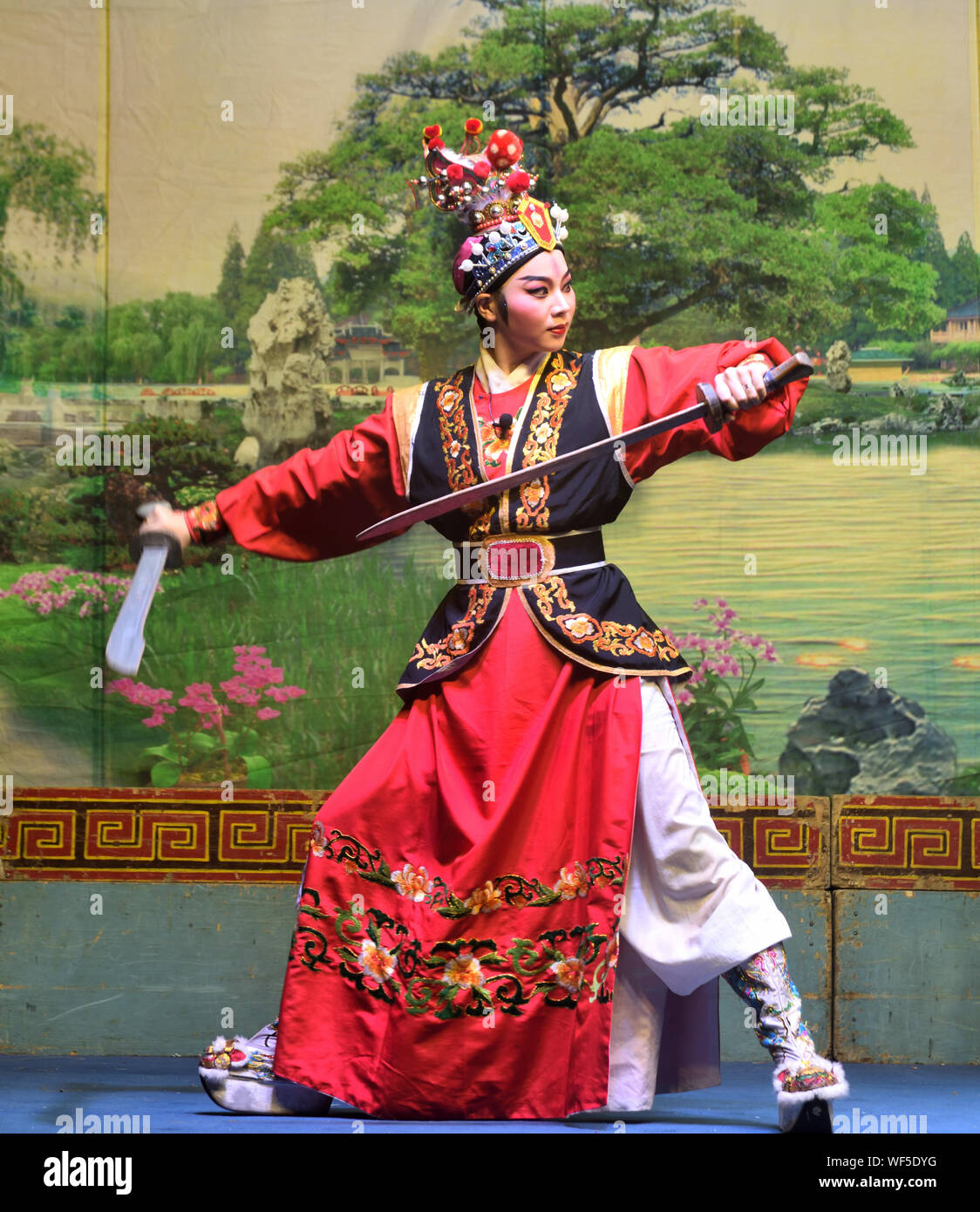 Femme guerrier avec deux couteaux dans l'opéra chinois traditionnel, Hong Kong Banque D'Images