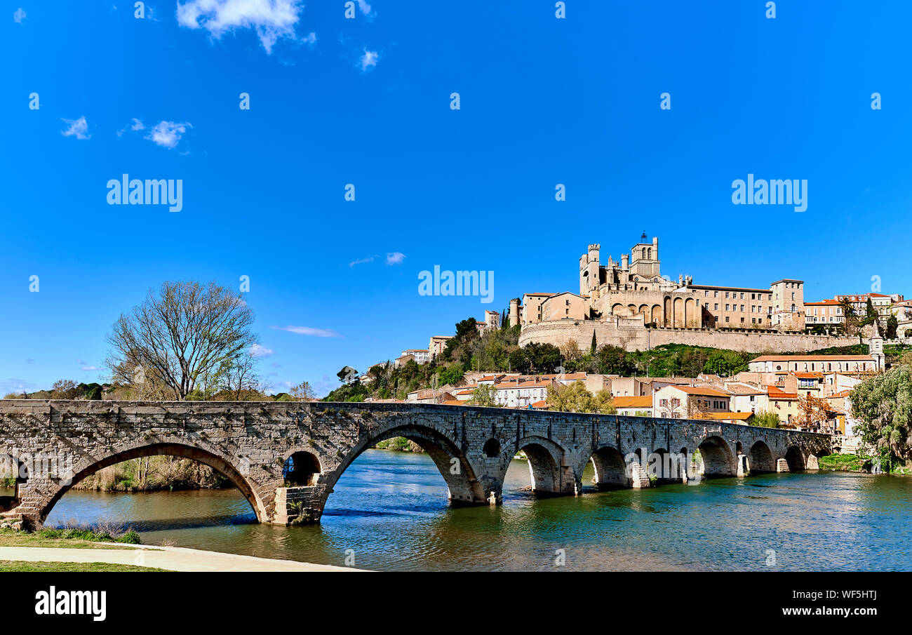 Pont Vieux sur la rivière Orb contre Béziers Cathédrale sur Sunny Day Banque D'Images