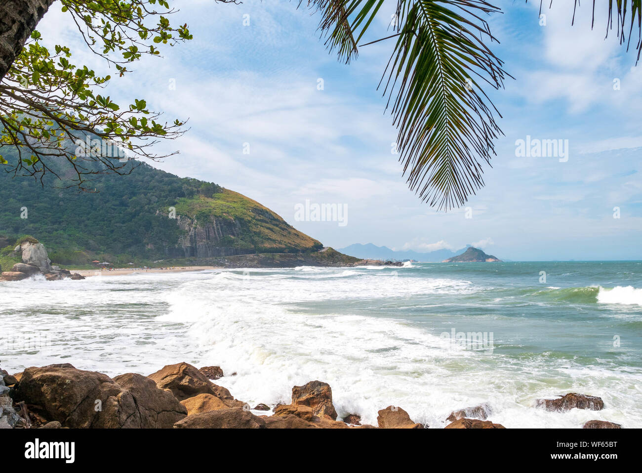 Paysage à la plage de Prainha, Rio de Janeiro, par un jour de vent avec la mer pleine de vagues Banque D'Images