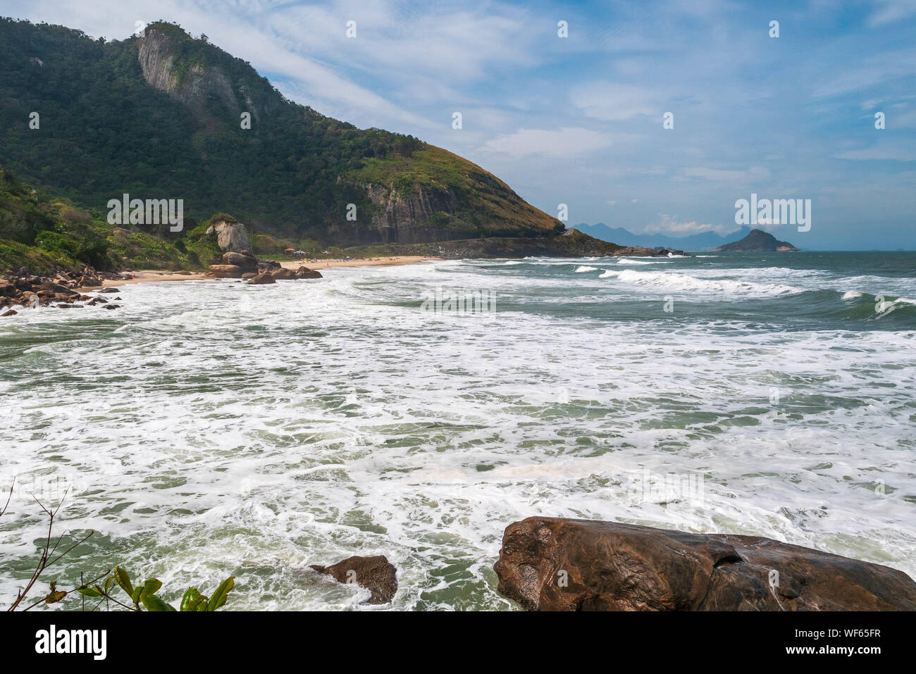 Paysage à la plage de Prainha, Rio de Janeiro, par un jour de vent avec la mer pleine de vagues Banque D'Images