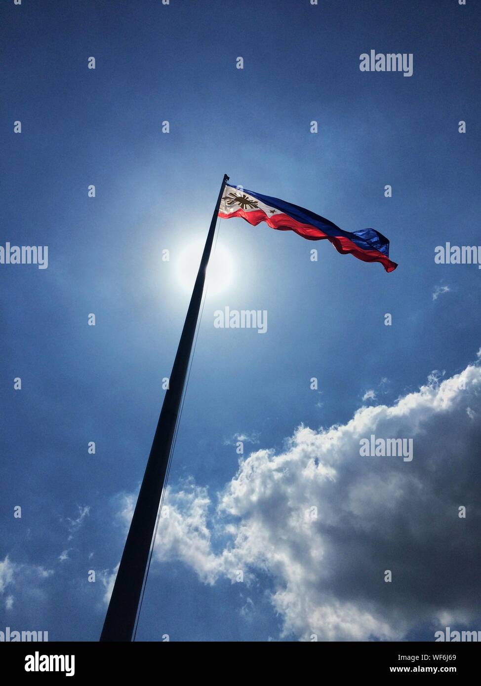 Low Angle View Of Waving Flag de Philippines Banque D'Images