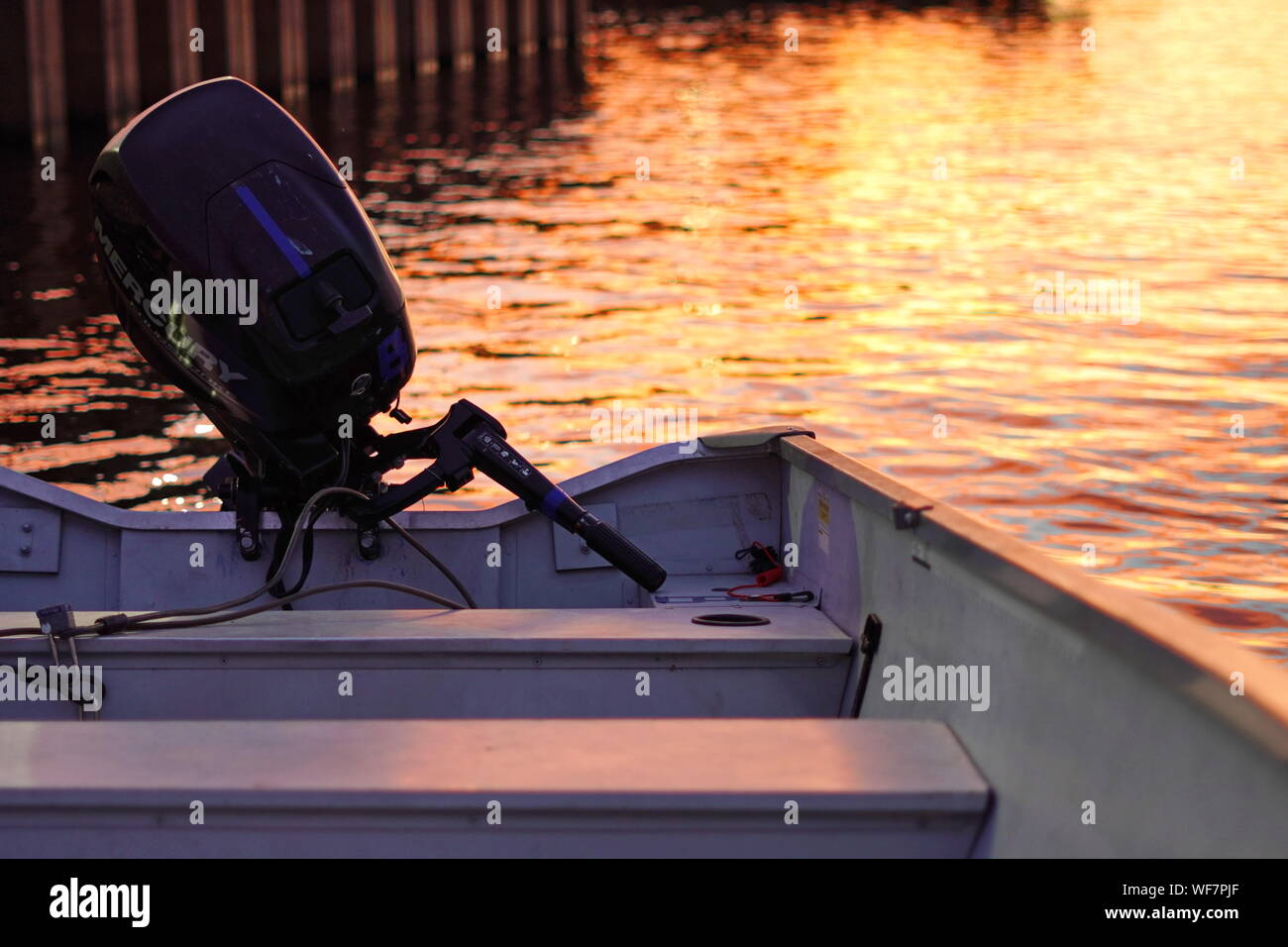 Middletown, CT / USA - 7 juin 2019 : Bateau à moteur hors-bord garé près de la plage au coucher du soleil Banque D'Images