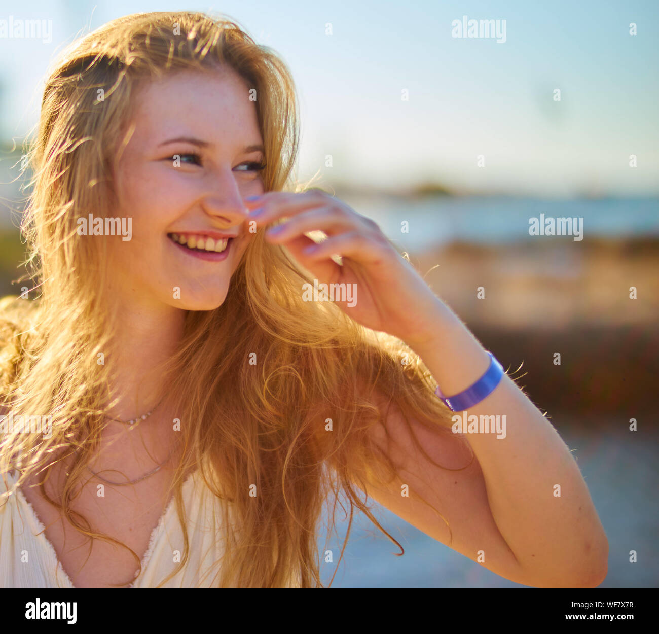 Happy Young Woman with Long Hair Looking Away Banque D'Images
