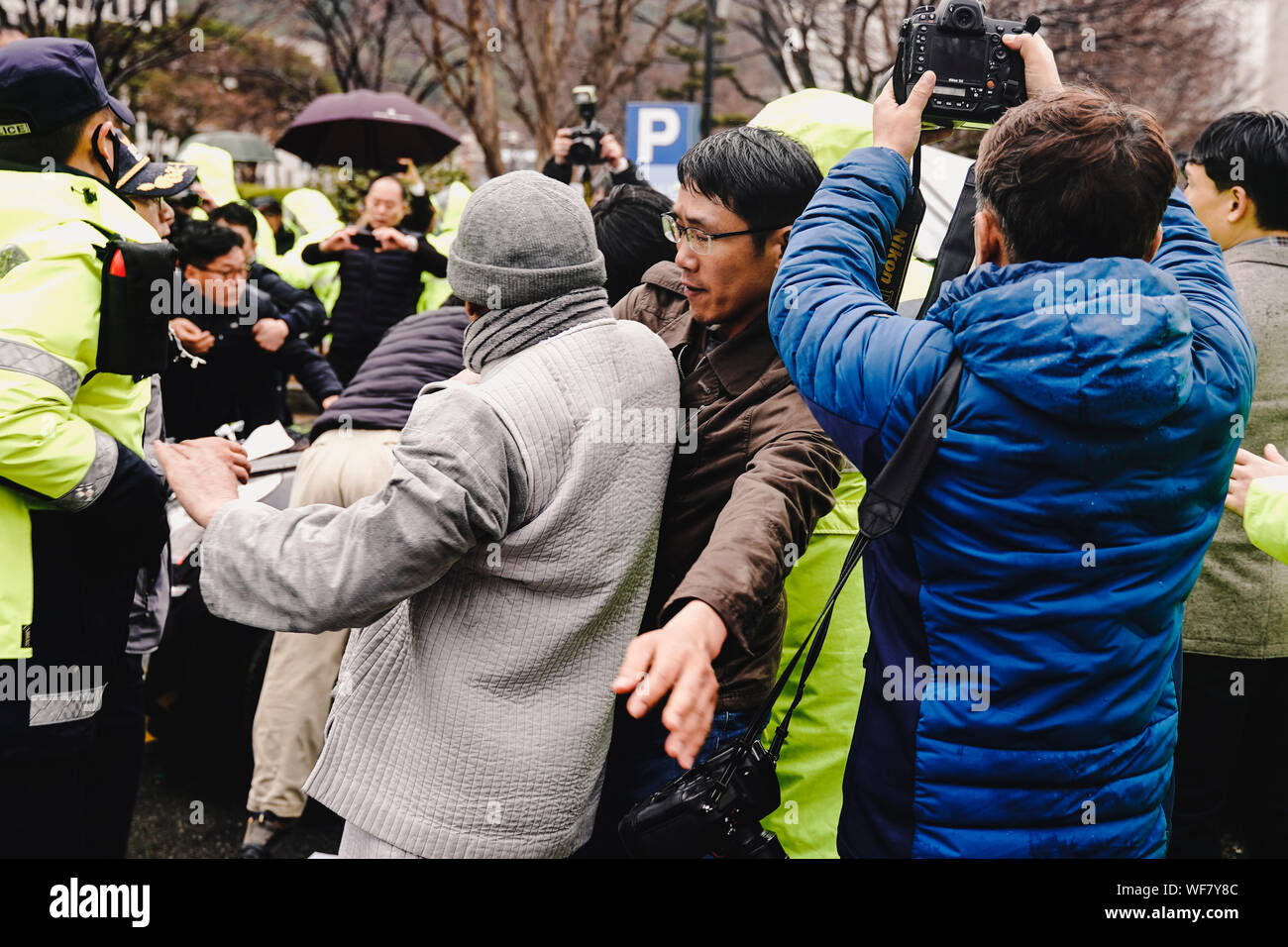 Foule de manifestants en accusation d'un dishonorably a démissionné de l'ancien président Jeon de Corée. 2019 광주지법 재판 출두 전두환 Banque D'Images