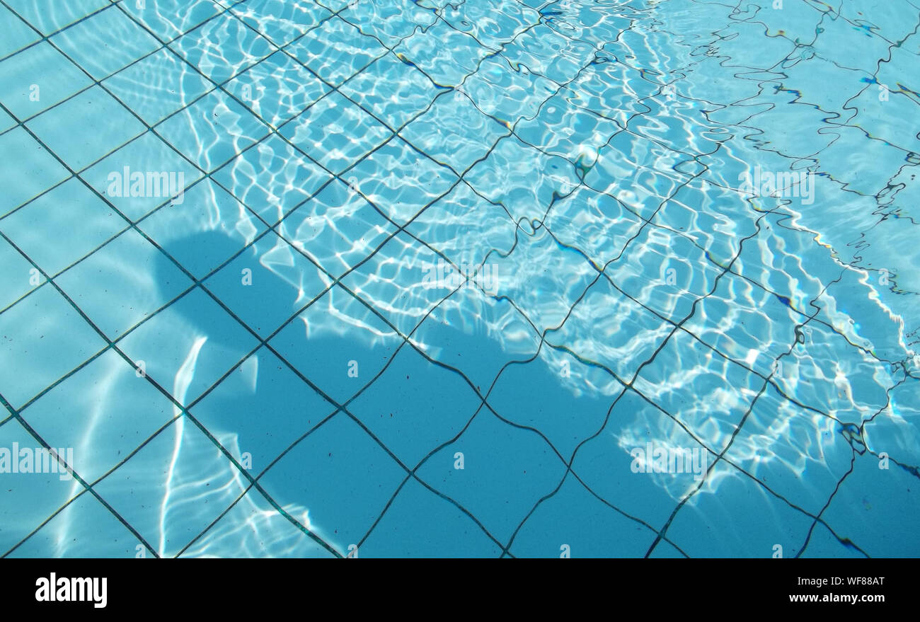 Swiming Pool Refraction Example Reflection refraction in swimming pool Banque de photographies et d ...