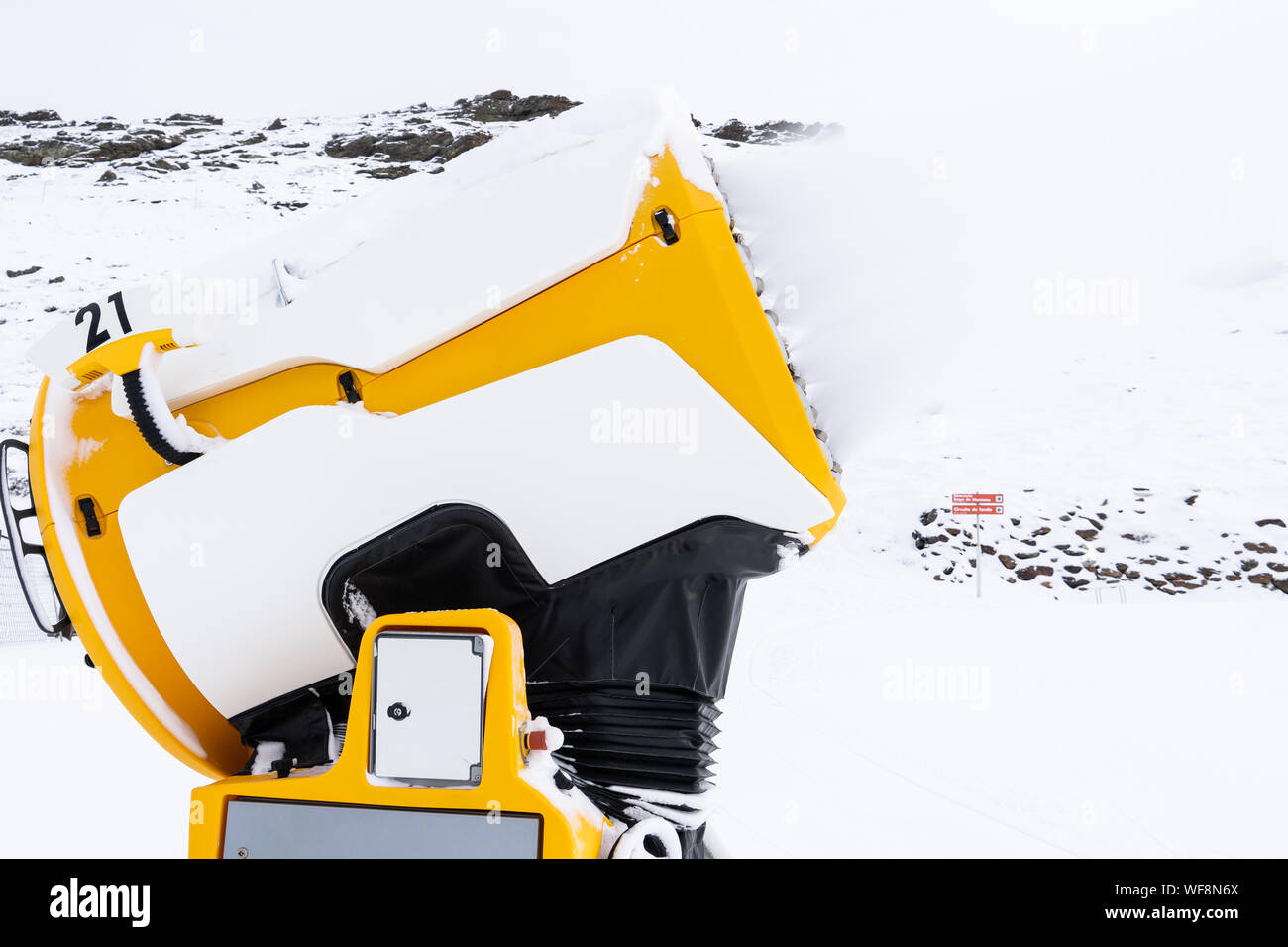 Canon à neige en opération en Sierra Nevada Banque D'Images