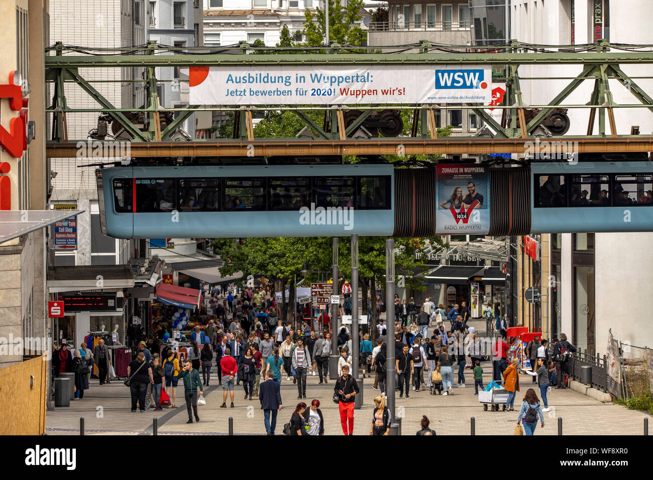 La suspension de Wuppertal, chemin de fer de la dernière génération de train # 15, centre-ville, arrêt de la gare principale, le voyage entre les bâtiments d'habitation, des boutiques, de Wuppe Banque D'Images