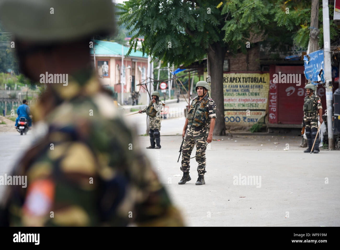 Srinagar, Jammu-et-Cachemire, en Inde. 9 Août, 2019. Les forces paramilitaires indiennes montent la garde pendant les restrictions de Srinagar.Cachemire a été sous un strict isolement cellulaire imposé par les forces de sécurité indiennes à la suite de l'abrogation du statut spécial de l'état à majorité musulmane. Des informations ont également été rares, comme l'internet et des réseaux mobiles ont surtout été bloqué. Credit : Idrees Abbas/SOPA Images/ZUMA/Alamy Fil Live News Banque D'Images