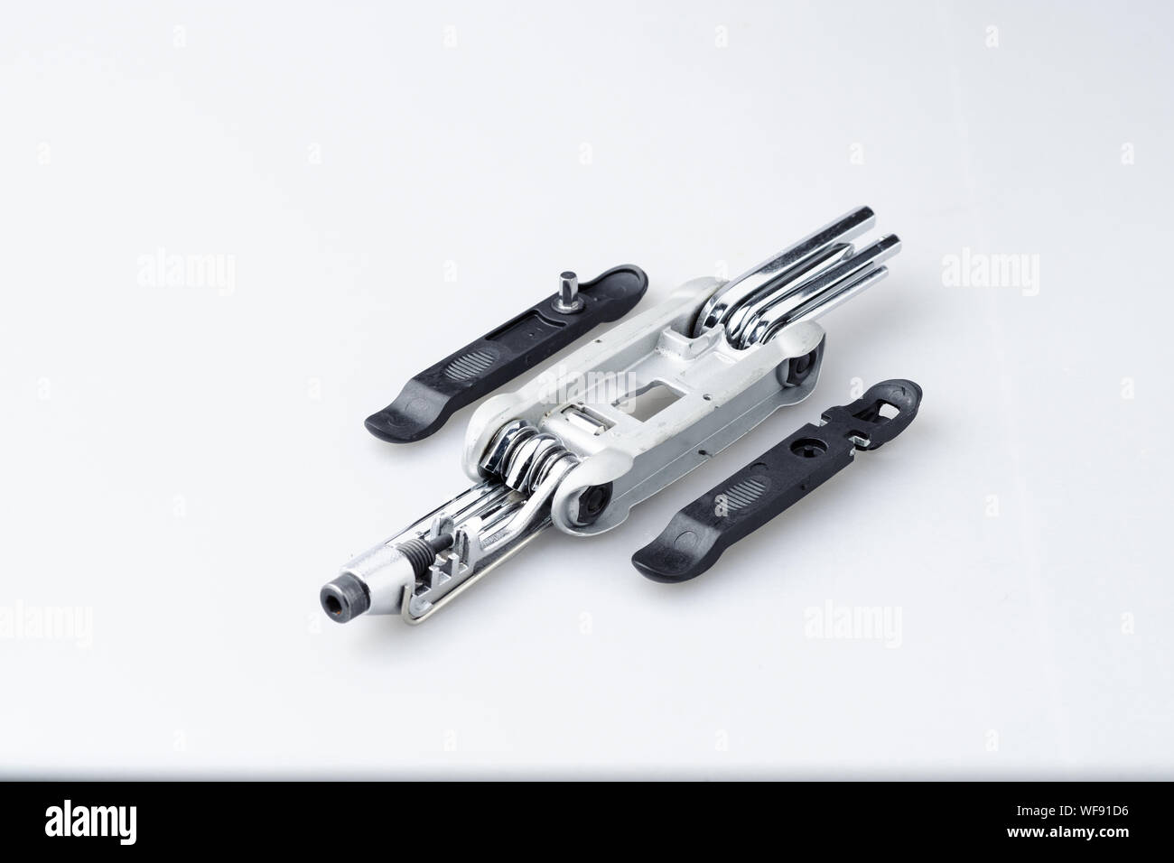 Location outil multi-fonction avec l'outil de chaîne intégré et les leviers des pneus Banque D'Images