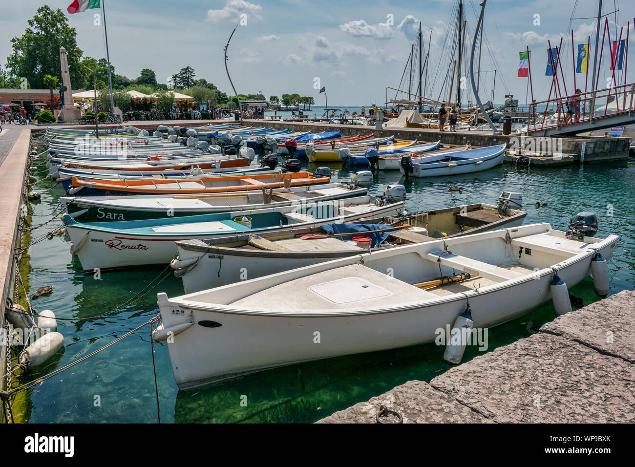 Bardolino, Italie - 27 juillet 2019 : Pêche bateaux amarrés dans le port de Bardolino, sur le lac de Garde Banque D'Images