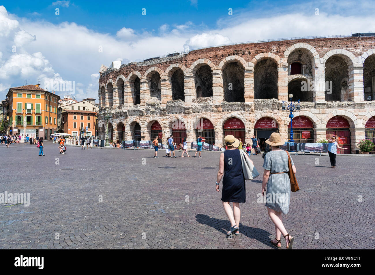Vérone, Italie - 27 juillet 2019 : les touristes en dehors de l'ancienne arène romaine dans la ville de Verona Banque D'Images