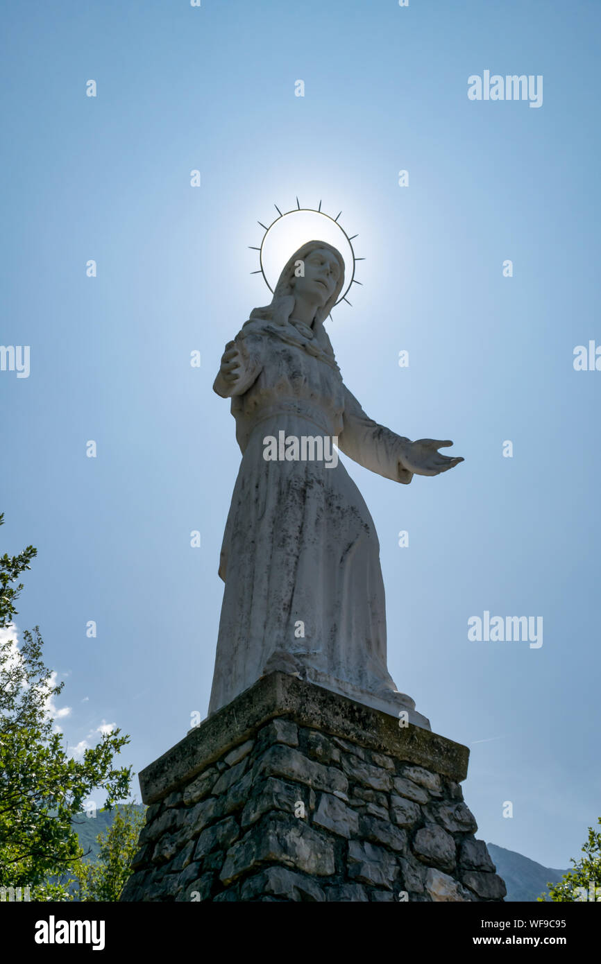 Malcesine, Italie - Juillet 26,2019 : La statue de la Madonna dell'accoglienza sur la ville de Malcesine en Italie Banque D'Images