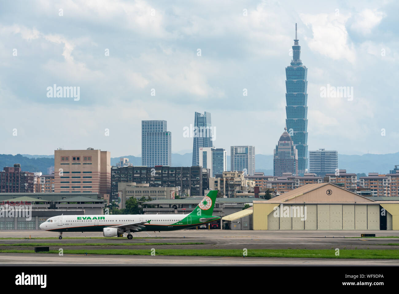 TAIPEI, TAIWAN - Le 18 mai 2019 : EVA Air Airbus A321-200 d'imposer à l'aéroport de Songshan Taipei à Taipei, Taiwan. Banque D'Images