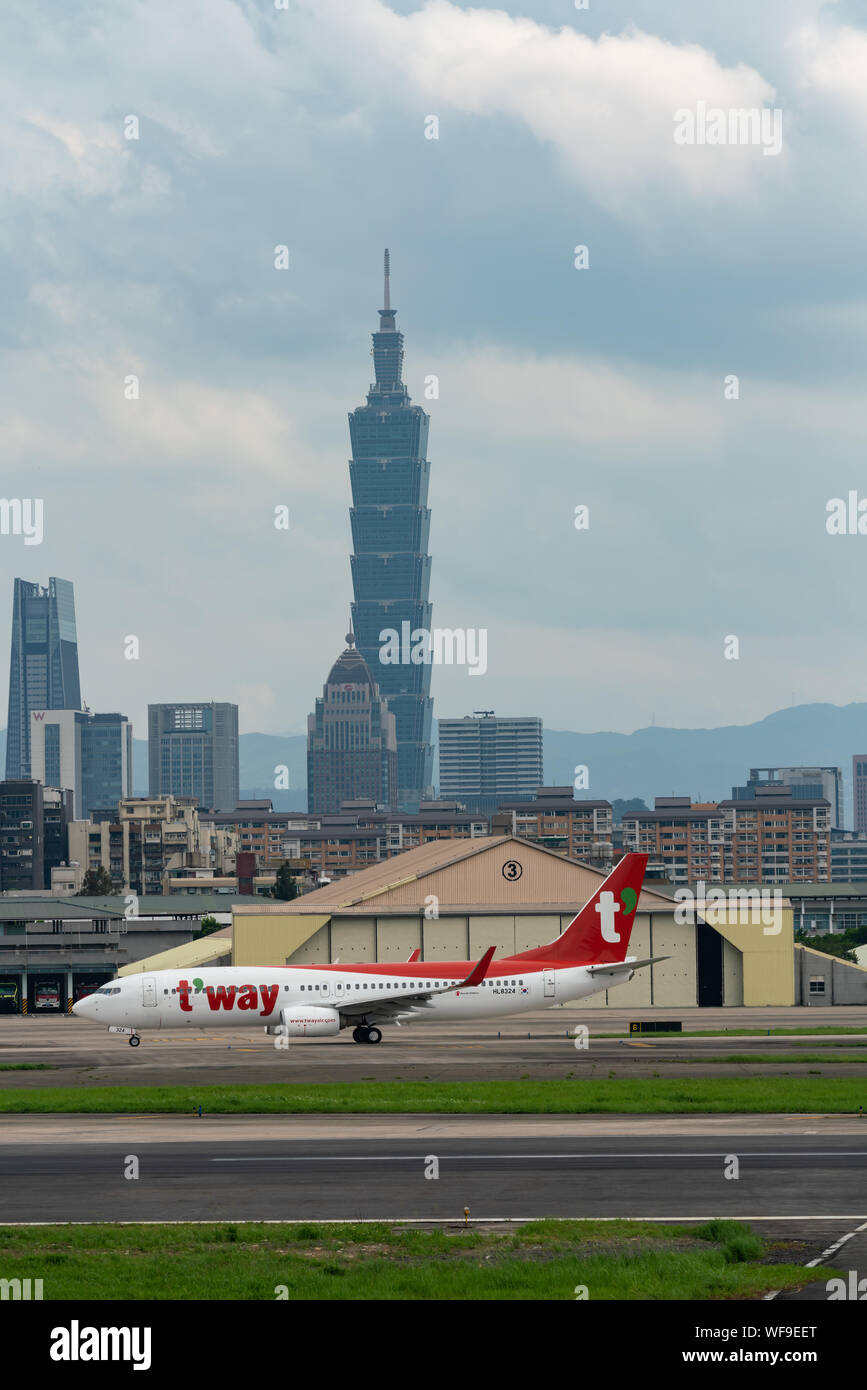 TAIPEI, TAIWAN - Le 19 mai 2019 : T'façon Airlines Boeing 737-800 l'imposition à l'aéroport de Songshan Taipei à Taipei, Taiwan. Banque D'Images