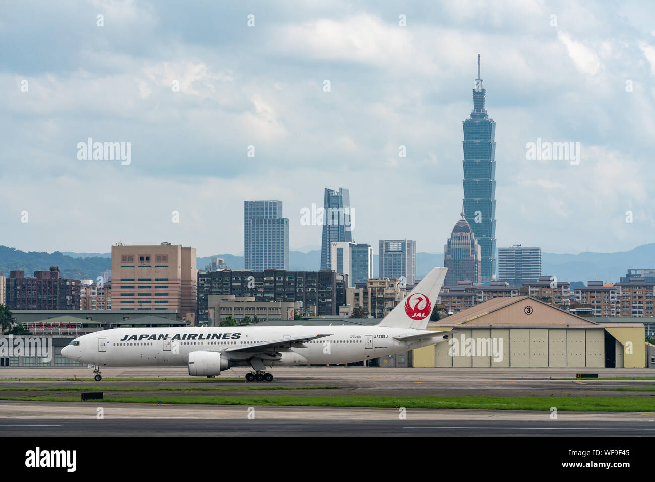TAIPEI, TAIWAN - Le 19 mai 2019 : JAL Boeing 777-200ER d'imposer à l'aéroport de Songshan Taipei à Taipei, Taiwan. Banque D'Images