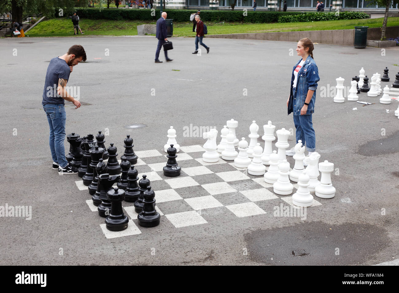 Oslo, Norvège - 20 juin 2019 : Un homme et une femme jouant aux échecs dans le Vaterlandsparken park. Banque D'Images