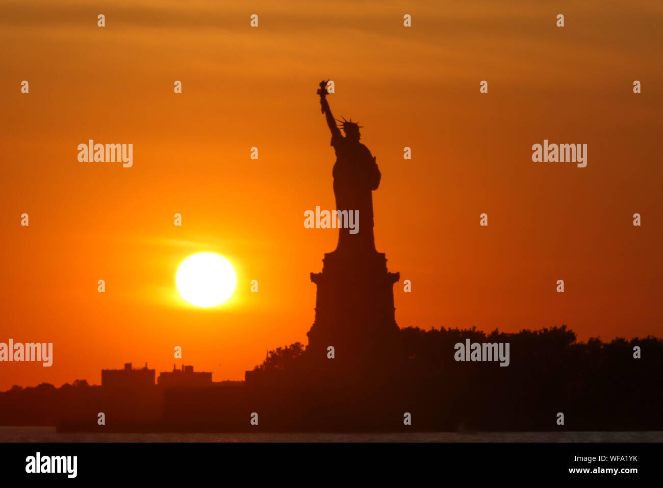 New York, New York, USA. Août 30, 2019. Vue du coucher de soleil sur la Statue de la Liberté à New York. Crédit : William Volcov/ZUMA/Alamy Fil Live News Banque D'Images