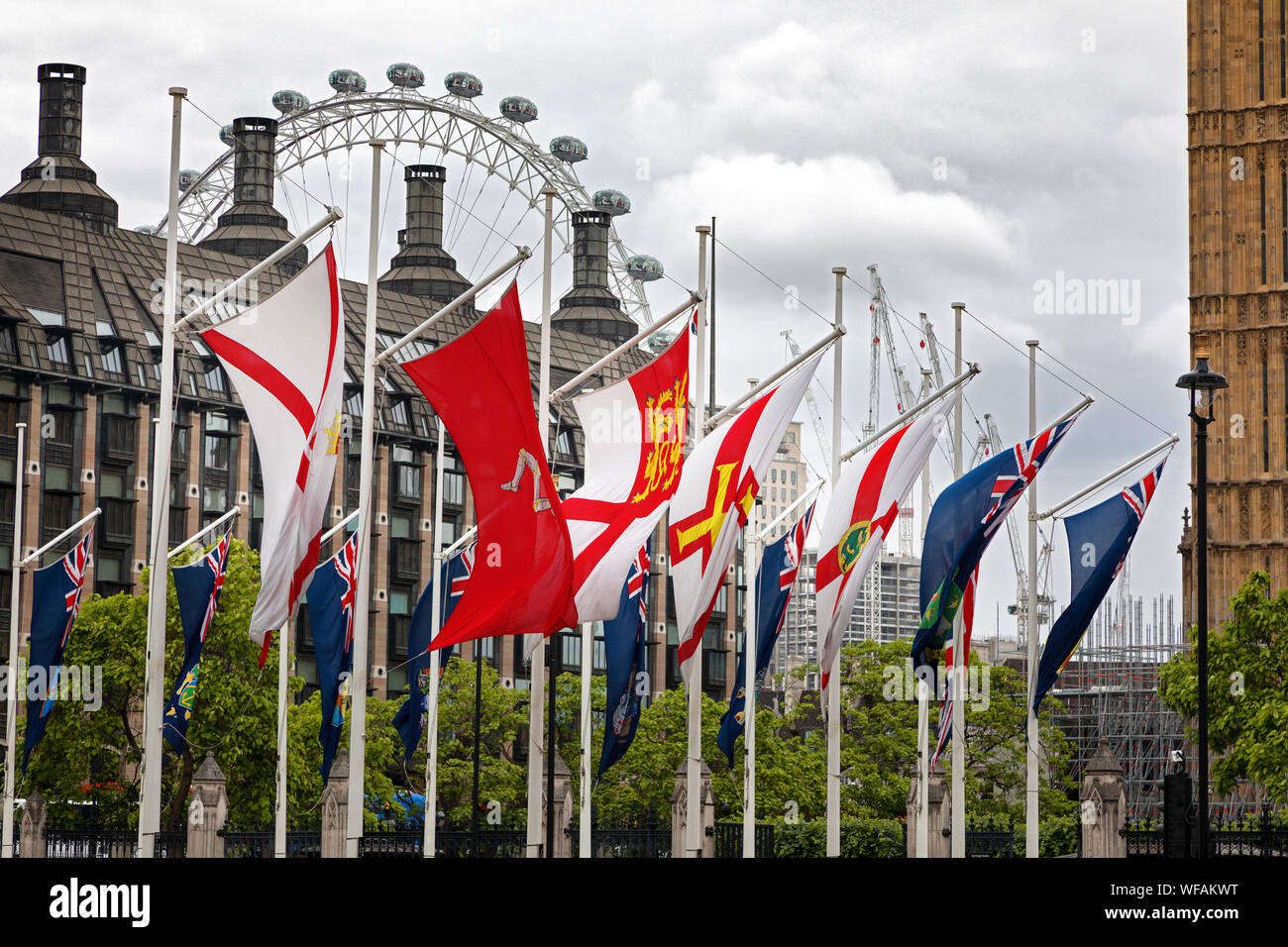 Les différents drapeaux des pays et dans le monde entier les dépendances de la Couronne du Royaume-Uni, de l'affiche à l'extérieur de la Maison du Parlement à Londres, Royaume-Uni Banque D'Images