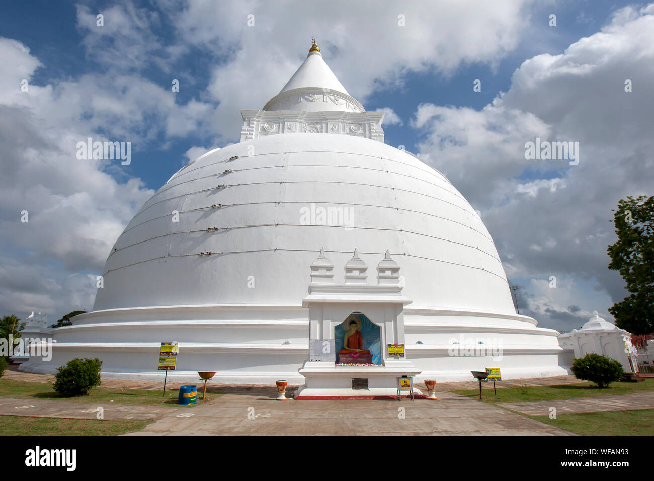 La fin d'après-midi hits le Tissamaharama Raja Maha Vihara à Tissamaharama au Sri Lanka. Banque D'Images