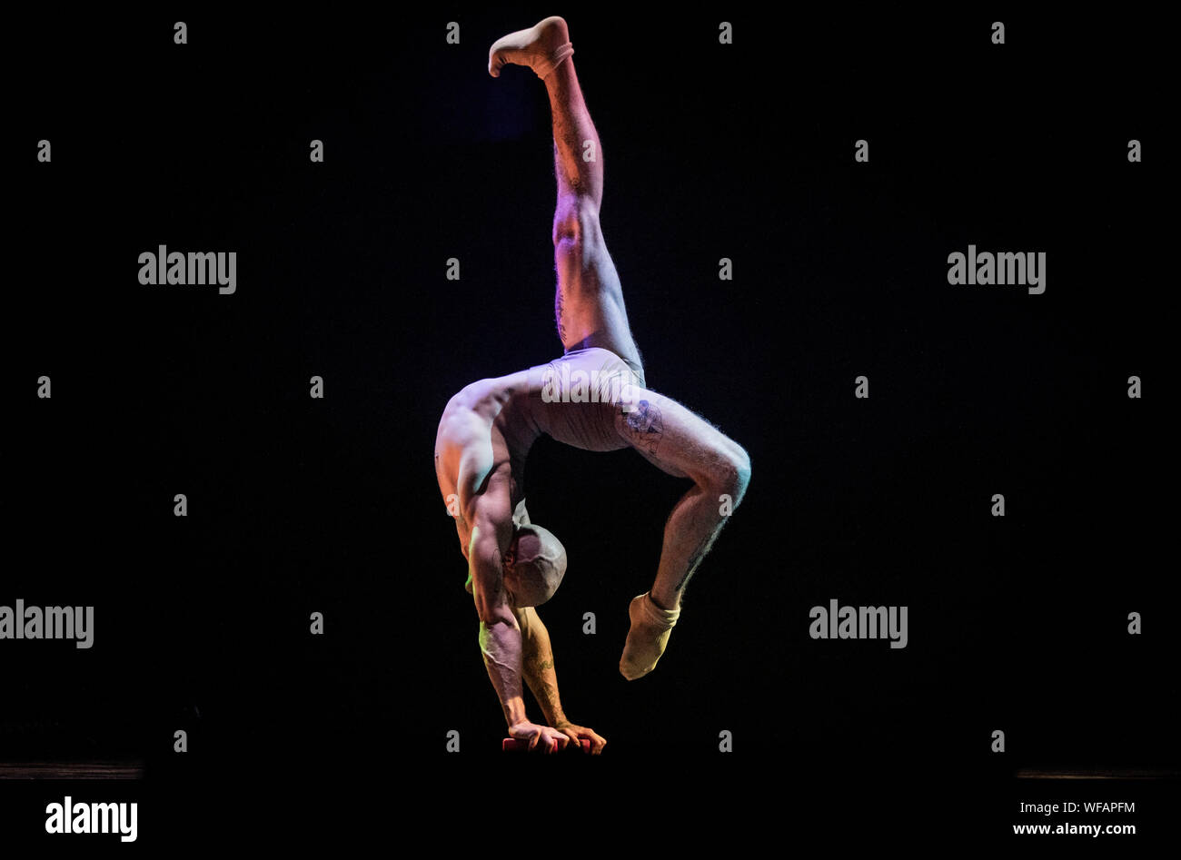 Un artiste exécute lors d'une performance de l'homme par la compagnie de cirque contemporain Circa, l'un de la garniture de représentations au Freedom Festival à Hull. Banque D'Images