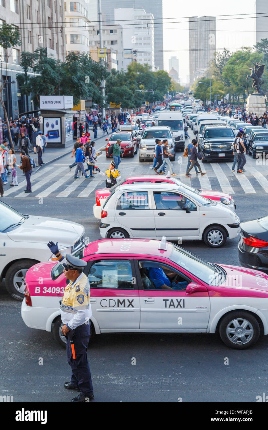 Les agents de police après une direct trafic sur Av. Juarez au Palacio de Bellas Artes dans quartier central de la ville de Mexico, Mexique. Banque D'Images