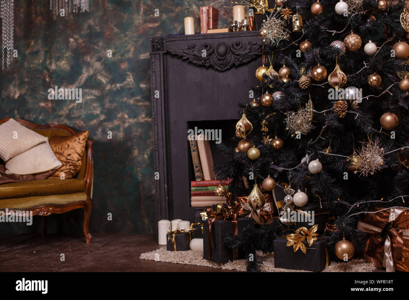 Noël Décoration chambre avec beau sapin. Noir et d'Or Photo Stock - Alamy