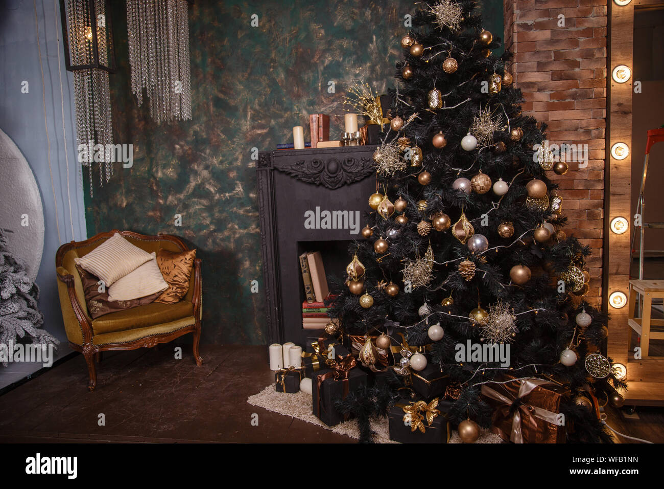 Noël Décoration chambre avec beau sapin. Noir et d'Or Photo Stock - Alamy