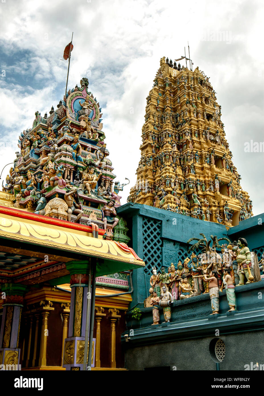 Une section de l'Arulmihu Muthumariamman extérieur de Sri Thevasthanam (Temple Hindou) à Matale au Sri Lanka affichant des centaines de différentes divinités. Banque D'Images