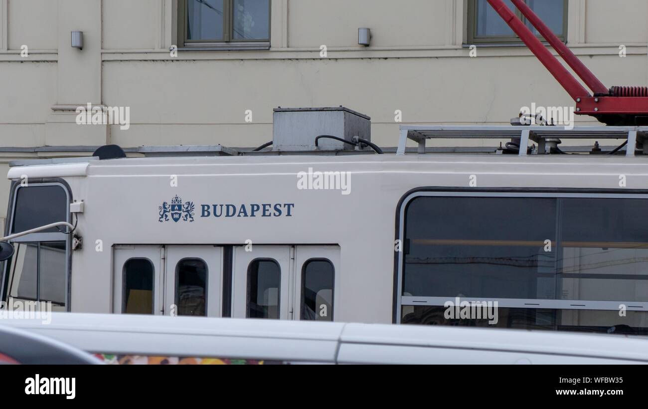 Budapest Hongrie 03 16 2019 vieux tram va à Budapest avec le nom de la ville et d'armoiries sur elle Banque D'Images