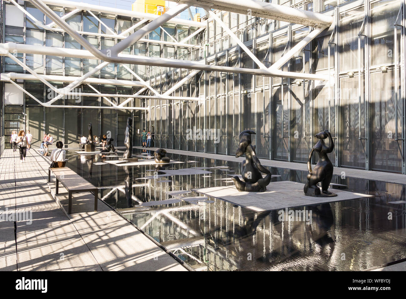 Centre Pompidou Paris - une terrasse extérieure avec jardin de sculptures au Centre Pompidou à Paris, France, Europe. Banque D'Images