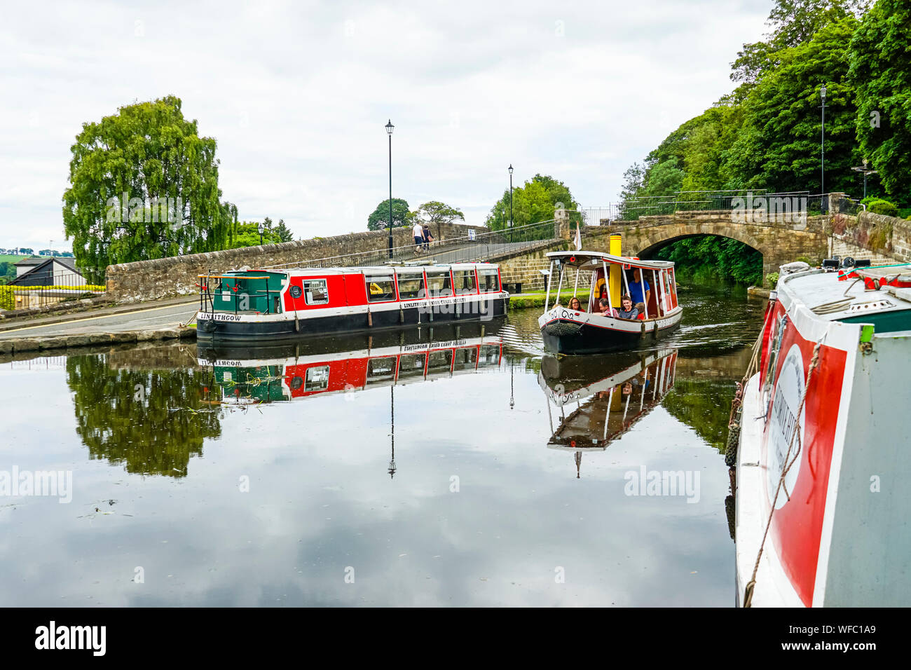 Petit canal boat Victoria retour au centre du Canal de Linlithgow Linlithgow en après une croisière sur le Canal de l'Union à l'Est de l'Ecosse Linlithgow UK Banque D'Images