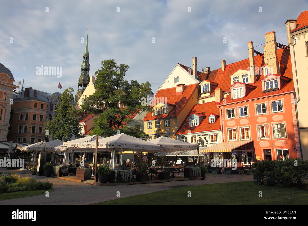 18ème.Siècle bâtiments, maintenant les bars et restaurants de la place Livu, dans la vieille ville de Riga, Lettonie Banque D'Images