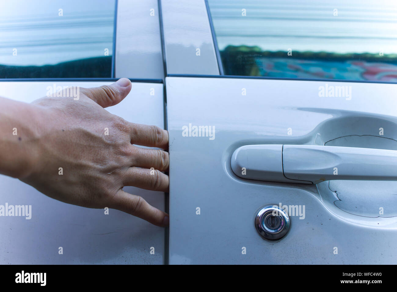 Porte de voiture qui claque Banque de photographies et d'images à haute  résolution - Alamy