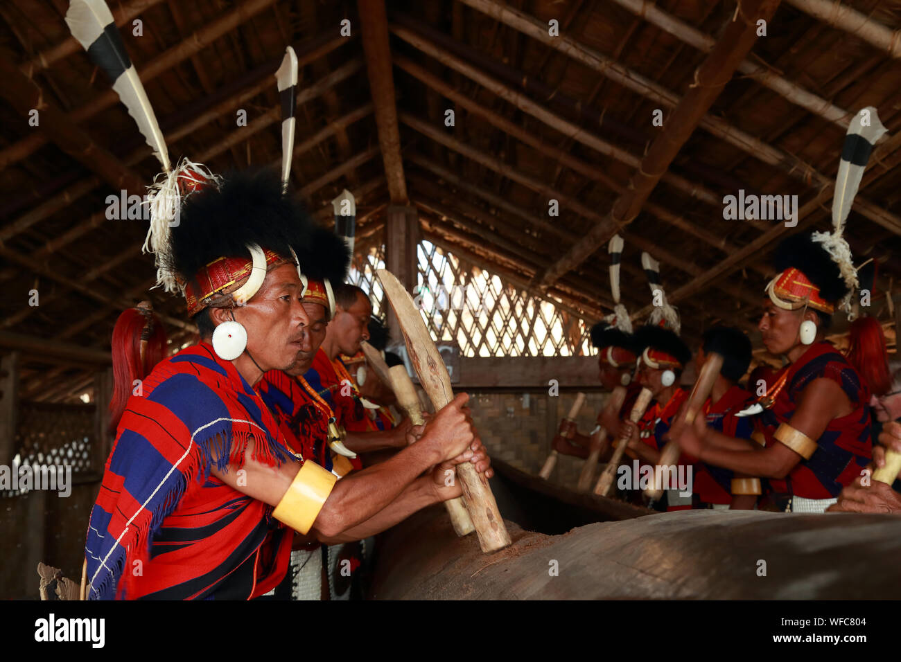 Battre tambour tribal tribu Chang, Hornbill festival, Nagaland, Inde Banque D'Images